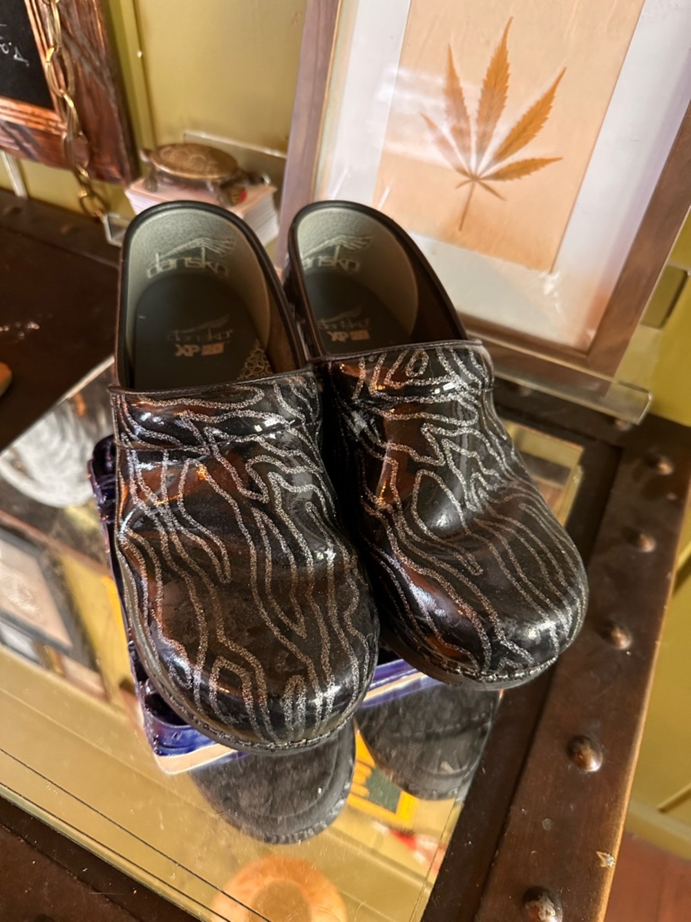Dansko XP 2.0 Patent Leather Clogs Black Pattern Slip On Nursing Shoes EU 39